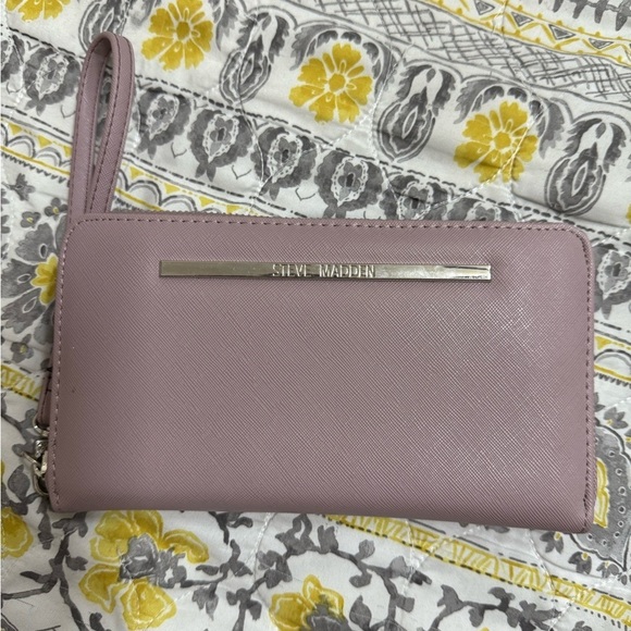 Steve Madden Handbags - Steve Madden Mauve Wristlet Wallet